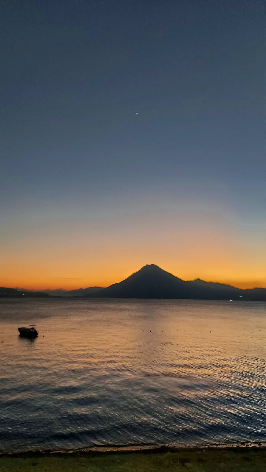 Atardecer sobre el Lago de Atitlán con el volcán San Pedro, Guatemala