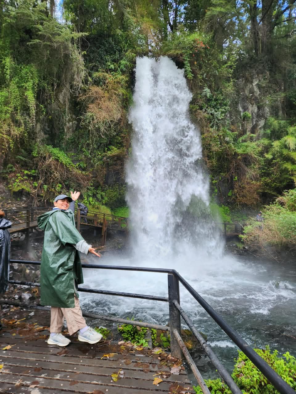 Rebeca Peña frente a una cascada