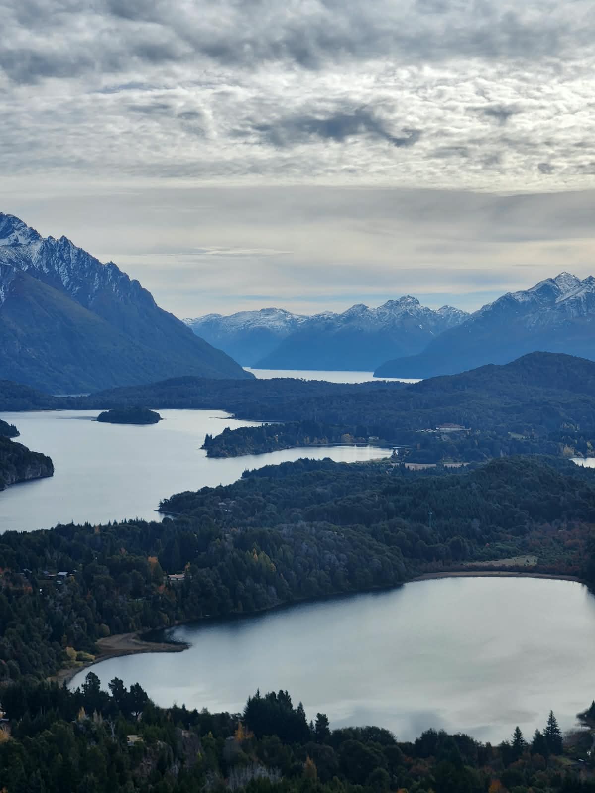Vista panorámica del lago Nahuel Huapi y la cordillera desde el cerro Campanario, Bariloche