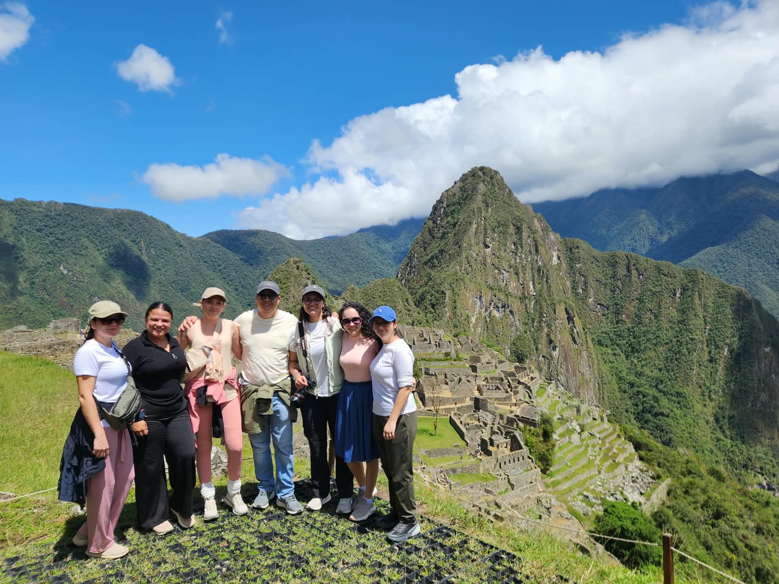 Grupo de viajeras frente a la ciudadela de Machu Picchu, Perú